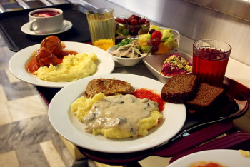 Фотография к новости: Зампред "Нур Отана" намерен взяться за школьные столовые 