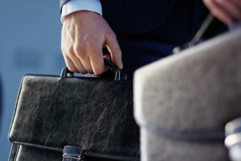 Фотография к новости: Госслужащий из скандального видео уволился по собственному желанию