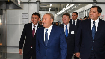 Фотография к новости: Назарбаев посетил хлебобулочный завод в Атырау