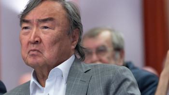 Фотография к новости: Олжас Сулейменов снова попросил суд не лишать Мухитову свободы