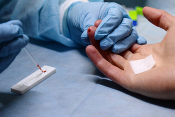 Фотография к новости: Тест на ВИЧ-инфекцию предлагают пройти на предприятиях Алматы