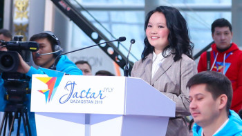 Фотография к новости: Всемирно известная девочка-беркутчи пригласила Назарбаева посетить Монголию