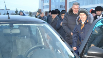 Фотография к новости: Автору соцпроекта "Равная дорога" подарили автомобиль
