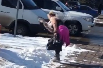 Фотография к новости: Купающуюся в снегу учительницу из Астаны обсуждают пользователи соцсетей