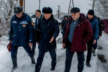 Фотография к новости: Не поддавайтесь панике - Даниал Ахметов успокоил пострадавших от паводков семейчан