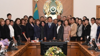 Фотография к новости: Бауржан Байбек наградил лучших педагогов Алматы