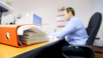 Фотография к новости: Лишь 55% госслужащих уходят домой вовремя 