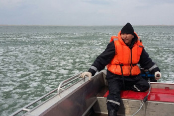 Фотография к новости: С отколовшейся льдины в Павлодарской области спасены четыре рыбака 