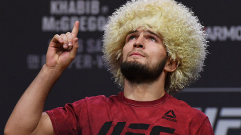 Фотография к новости: Хабиб Нурмагомедов подарил актюбинке Toyota Camry