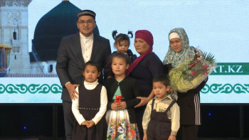 Фотография к новости: В Кокшетау семье девочки, вынесшей из огня сестер, подарили квартиру