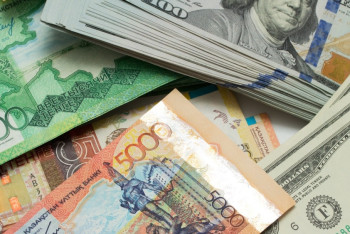 Фотография к новости: Курс доллара составил 378 тенге