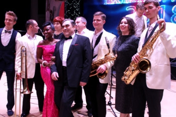 Фотография к новости: Принцесса калифорнийского джаза Шола Адиза-Фаррар выступила в Павлодаре  