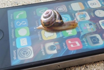 Фотография к новости: Из-за замедления старых телефонов на Apple подали в суд