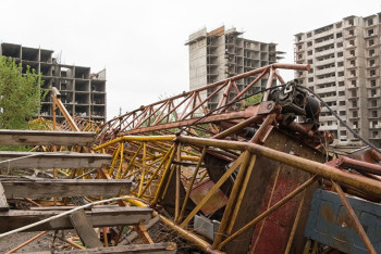Фотография к новости: Ещё один башенный кран не выдержал натиска урагана в Астане