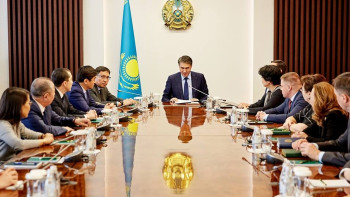 Фотография к новости: Исекешев представил коллективу Нацбанка нового председателя 