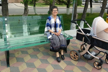 Фотография к новости: Стеклянные скамейки появились в Астане