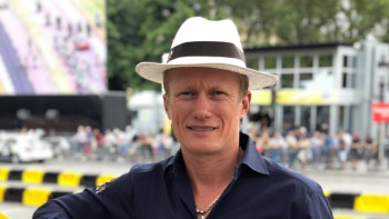 Фотография к новости: Винокуров выругался на казахском языке после "кражи" велосипеда в Париже