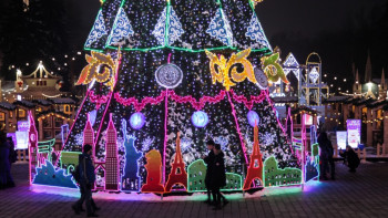 Фотография к новости: 12-метровую ёлку с украшениями в национальном стиле установили в Алматы