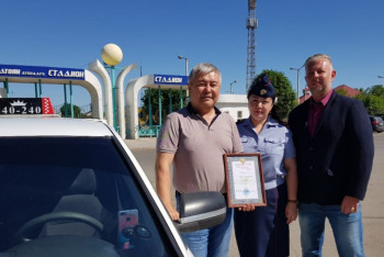 Фотография к новости: Полицейские наградили таксистов, 19 лет не нарушавших ПДД в Уральске