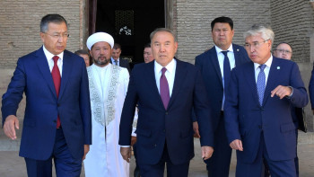 Фотография к новости: Мавзолей Ходжа Ахмеда Яссави посетил Нурсултан Назарбаев