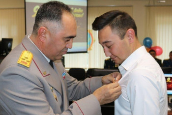 Фотография к новости: Двоих прохожих и пожарного наградили за спасение матери с ребенком в ВКО