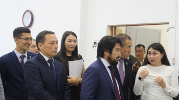 Фотография к новости: Депутаты Мажилиса посетили центр мониторинга "iKomek" в Астане