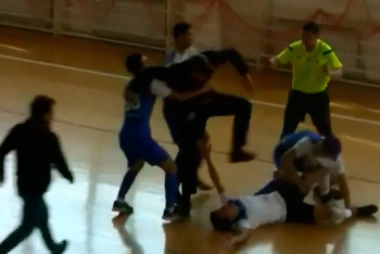 Фотография к новости: Выбежавшие во время матча в Актау болельщики оказались футболистами