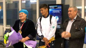 Фотография к новости: Призер Азиатских игр Нартай Кажеков подарил медаль своей маме