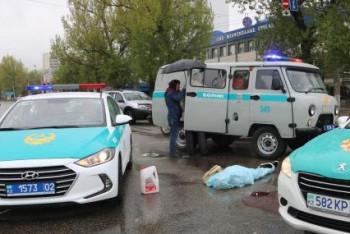 Фотография к новости: Пассажирский автобус насмерть сбил девушку на перекрестке в Алматы 