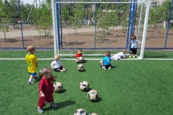 Фотография к новости: Роналдо, Месси и Саллах: в Павлодаре малышей переодели в форму звёзд мирового футбола