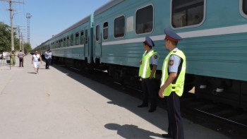 Фотография к новости: С перрона в отделение полиции доставили проводника в Костанае 