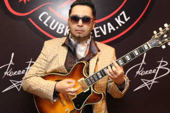 Фотография к новости: Музыкант Ерлан Кокеев намерен судиться с авиакомпанией Bek Air