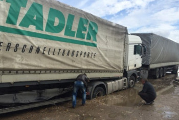 Фотография к новости: Фура застряла в провалившемся асфальте на трассе в Акмолинской области