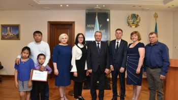 Фотография к новости: Спасших тонущего ребёнка прохожих наградили в Астане