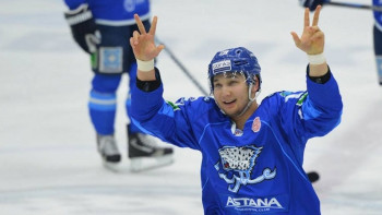 Фотография к новости: Хоккеист Дамир Рыспаев исполнил мечту девочки на "Ёлке желаний" в Астане