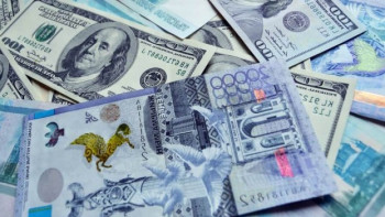 Фотография к новости:  Курс доллара превысил 371 тенге