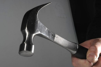 Фотография к новости: Молотком ударили волонтера при поисках пропавшей женщины в Алматы  