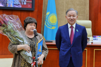 Фотография к новости: Нурлан Нигматулин вручил журналистам премию "Парламент сөзі"