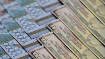 Фотография к новости: KASE: Курс доллара составил 371 тенге 