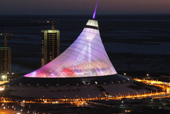 Фотография к новости: Стало известно о состоянии женщины, на которую упала пальма в Астане