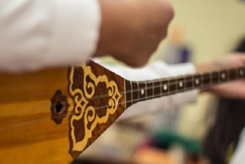 Фотография к новости: Сыграть на домбре с казахстанскими звёздами приглашают астанчан