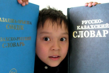 Фотография к новости: Русские студентки объявили войну ошибкам в рекламе на казахском языке в Кокшетау