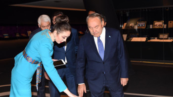 Фотография к новости: Президент Казахстана посетил антиядерную выставку  