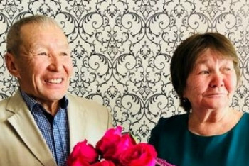 Фотография к новости: Родителей Самал Еслямовой поздравил аким СКО