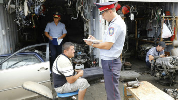 Фотография к новости: Рейд на рынках автозапчастей проводит полиция Алматы 