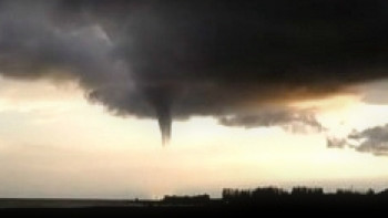 Фотография к новости: Чёрный смерч пронёсся над Иссык-Кулем