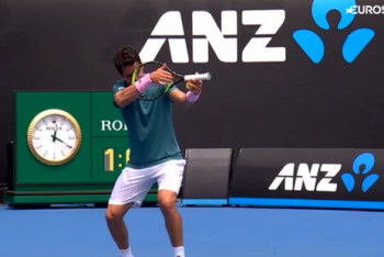 Фотография к новости: Испанский теннисист дважды попал мячом в судью во время мачта Australian Open