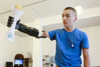 Фотография к новости: Первый бионический протез руки изготовили казахстанские разработчики