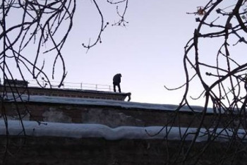 Фотография к новости: Почти час уговаривали мужчину слезть с крыши пятиэтажки в Петропавловске