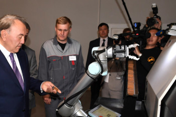 Фотография к новости: Назарбаев встретился с коллективом одного из предприятий ВКО